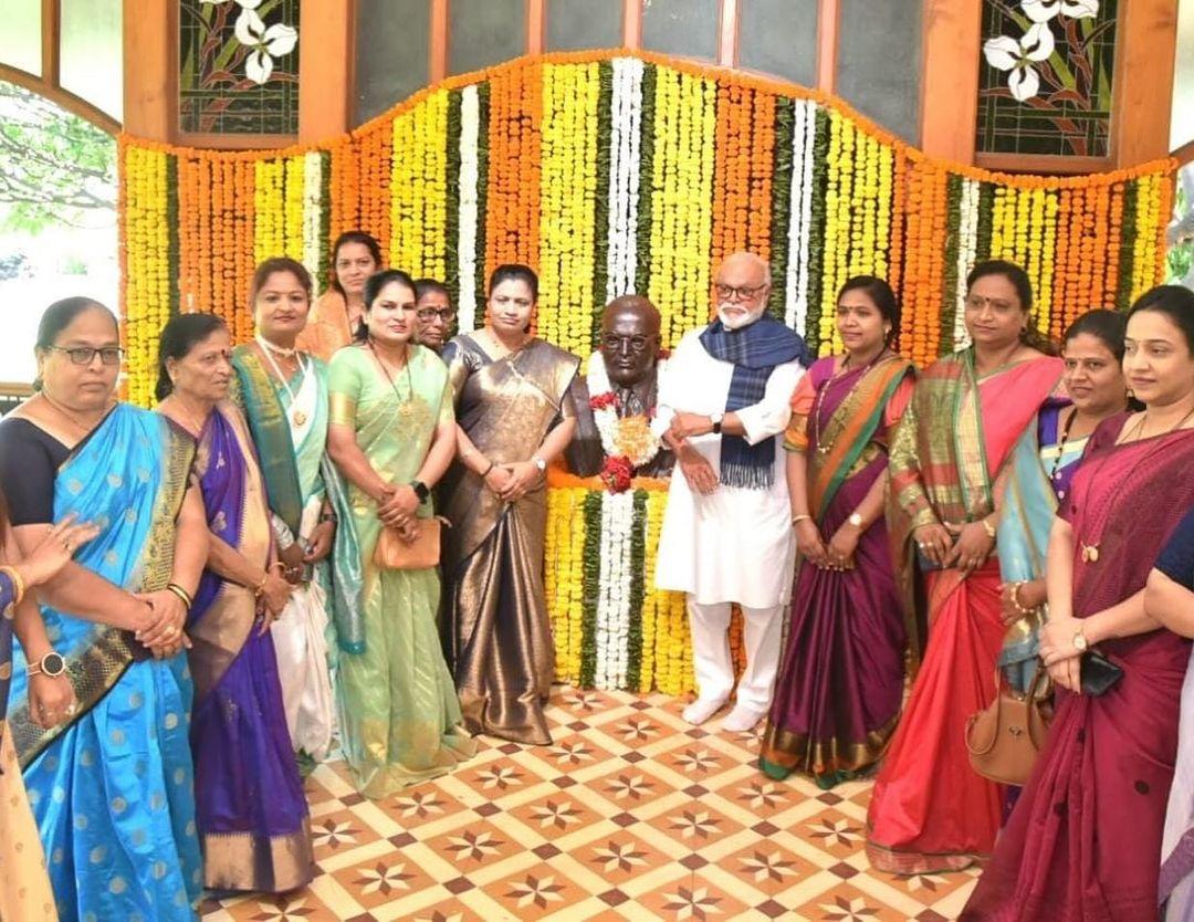 महिला कारकर्ता भी इस दौरान दिखाई दी. 