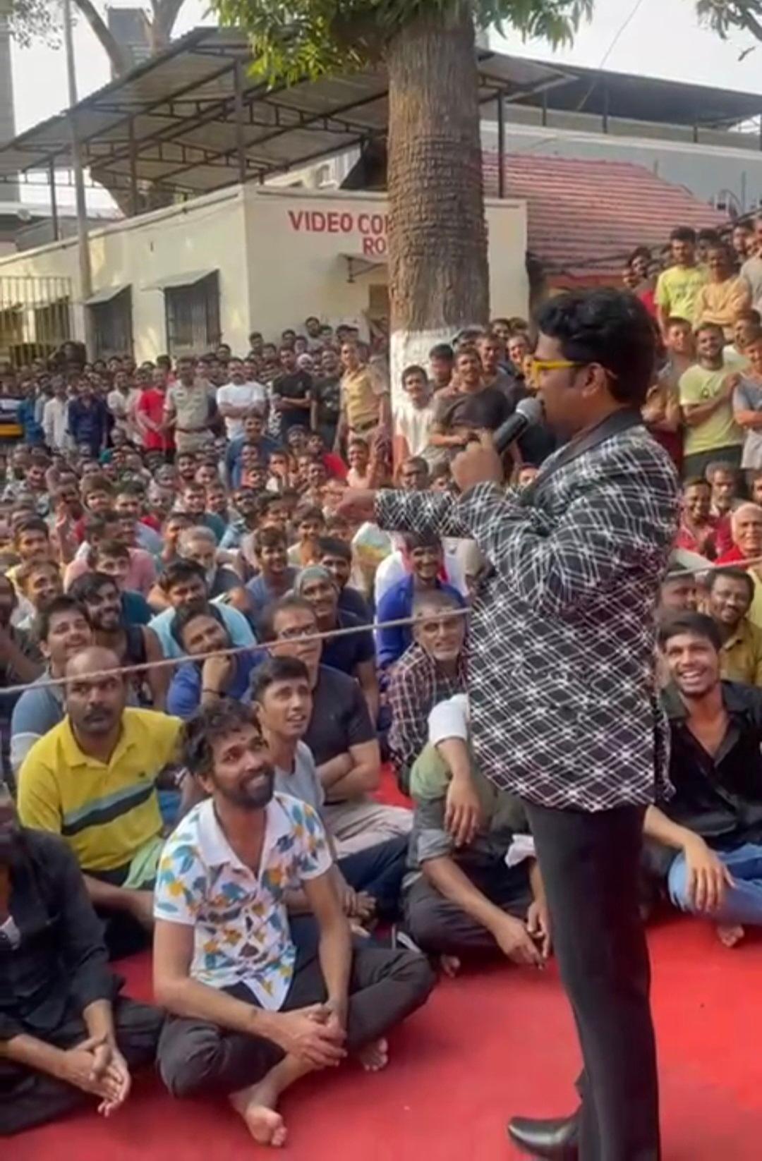 उन्होंने आगे कहा, `परफॉर्मेंस के लिए मुझे कुछ खास तैयारी करने की जरूरत नहीं पड़ी. क्योंकि पिछला अनुभव मेरे साथ था. मैंने गाना शुरू किया तो कई कैदी भी मेरे साथ गाना गा रहे थे. गाना गाते हुए जो कॉमेडी हो रही थी कैदी भी उसे इन्जॉय कर रहे थे.` 