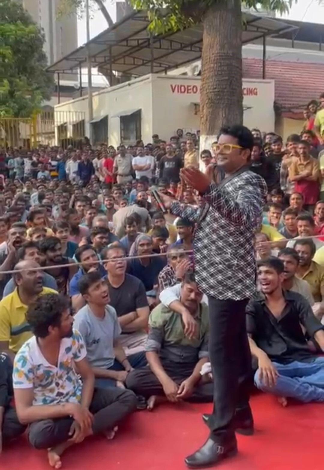 नवीन प्रभाकर बताया कि `मैं जब 8 साल पहले जेल में गया था परफॉर्मेंस करने उस दौरान के कैदी भी मुझे मिले. उन्होंने मुझे बच्चन साहब की आवाज में कॉमेडी करने को कहा.` 