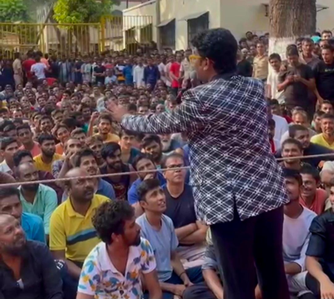 नवीन प्रभाकर ने कहा, यह पूरा कार्यक्रम खत्म होने के बाद कैदियों ने पूरे 3 मिनट तक तालियां बजाई. हालांकि कैदियों को ताली बजाने के लिए बोला नहीं था. इसके बावजूद कैदियों ने सभी के प्रति सम्मान जताते हुए यह तालियां बजाई थी. जेलर और पुलिस कर्मियों के लिए तालियां बजा रहे थे. यह सन्मान की बात है.`