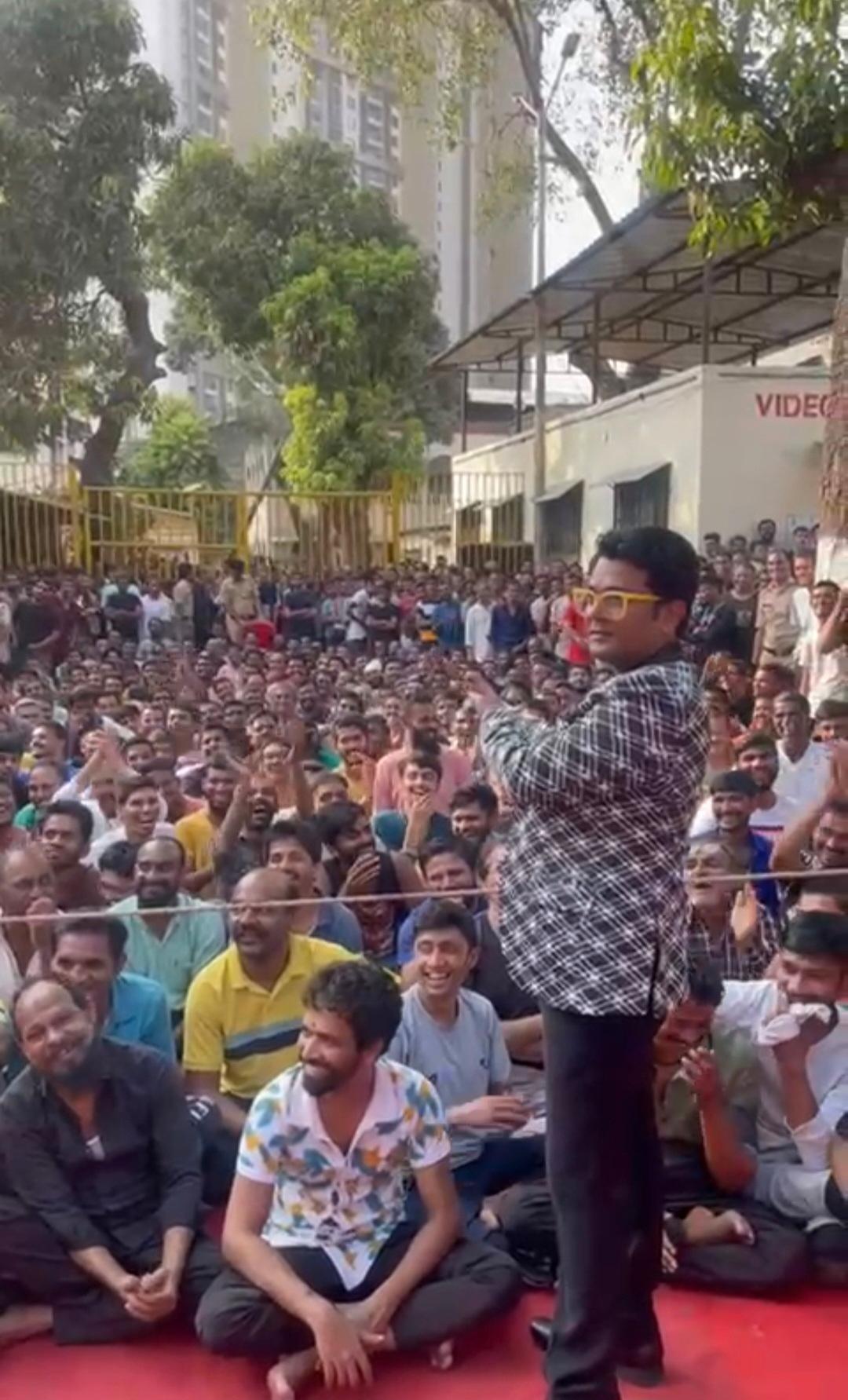 उन्होंने आगे बताया, `मुझे लगता है कि ये एक नेक प्रयास है. मैंने 4000 कैदी के सामने मैंने परफॉर्म दिए. मैंने बॉलीवुड और टीवी पर कॉमेडी की है. जिन भी आरोपियों को पश्चाताप हो रहा है. वह लोग बड़ी शांति से मेरा कार्यक्रम सुन रहे थे. जेल में बहुत ही सख्त कानून है. वह सभी डिसिप्लिन से बैठे थे. जेल के बाहर भी इसी तरह का डिसिप्लिन रहे तुमसे ज्यादा ईमानदार कोई नहीं होगा. इसका पूरा क्रेडिट जाता है हर्षद राव को, जो कि वहां जेलर है. वो डिसिप्लिन फॉलो करते हैं.` 