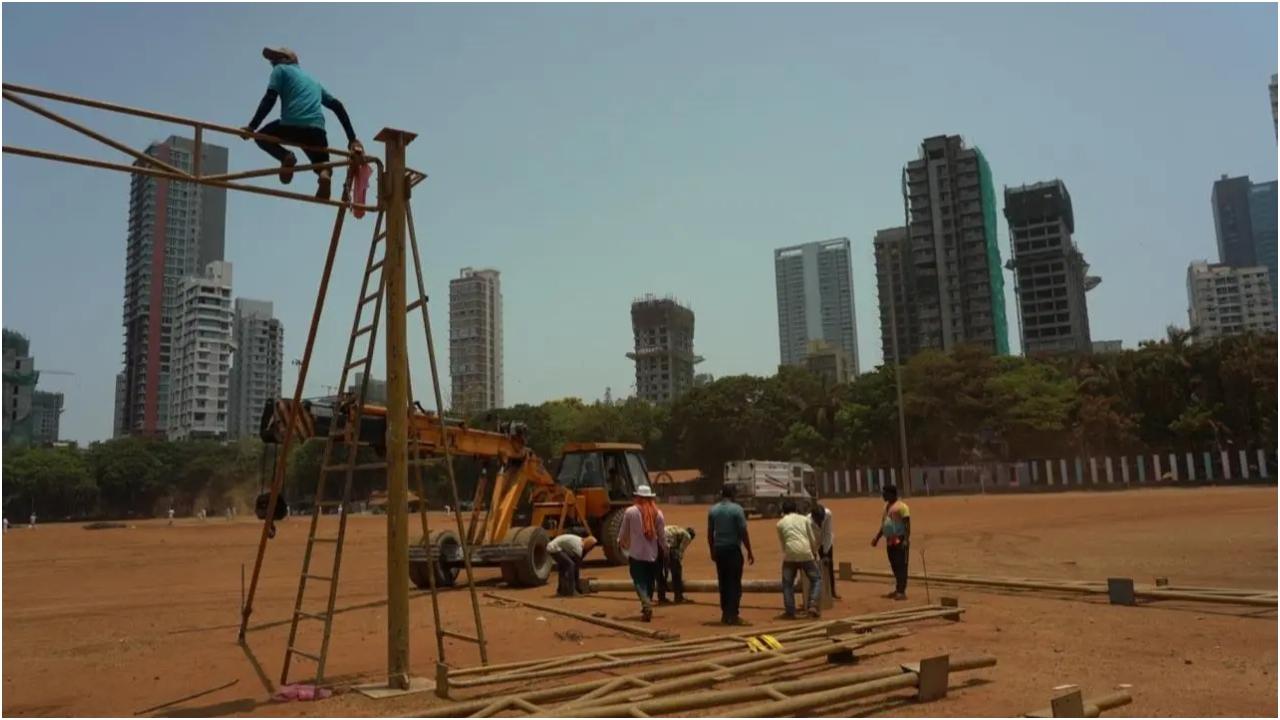 सरकारी अधिकारी, गणमान्य व्यक्ति और प्रमुख हस्तियाँ अक्सर महाराष्ट्र दिवस पर राज्य के गौरवशाली इतिहास को श्रद्धांजलि देने और उल्लेखनीय नेताओं और स्वतंत्रता सेनानियों के योगदान का सम्मान करने के लिए इकट्ठा होते हैं.