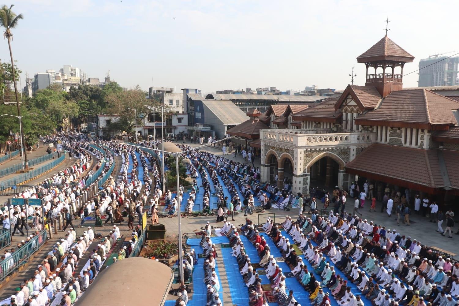 इस महत्वपूर्ण दिन पर बांद्रा रेलवे स्टेशन पर लोगों की भारी भीड़ नमाज अदा करती दिखी. 