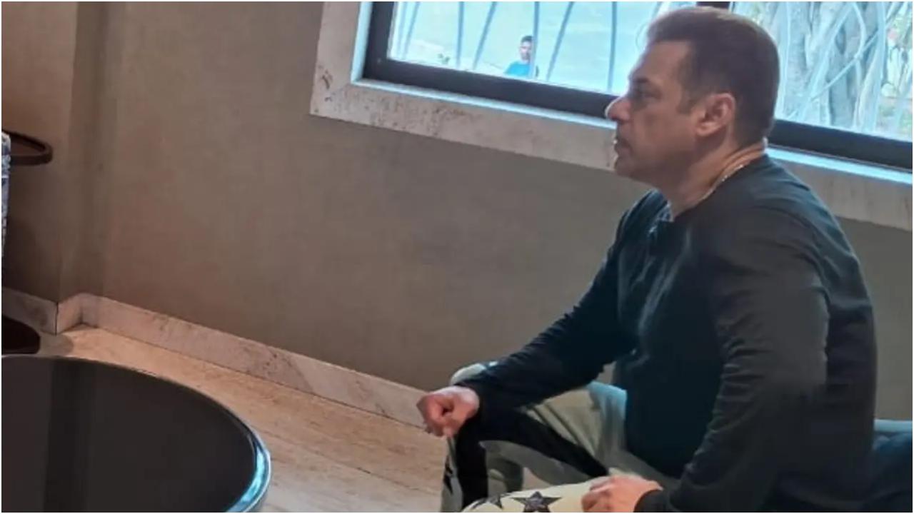 मुंबई के संयुक्त पुलिस आयुक्त (अपराध) लखमी गौतम ने एक प्रेस वार्ता में कहा कि दोनों लोगों को मंगलवार सुबह एक फ्लाइट से यहां लाया गया.