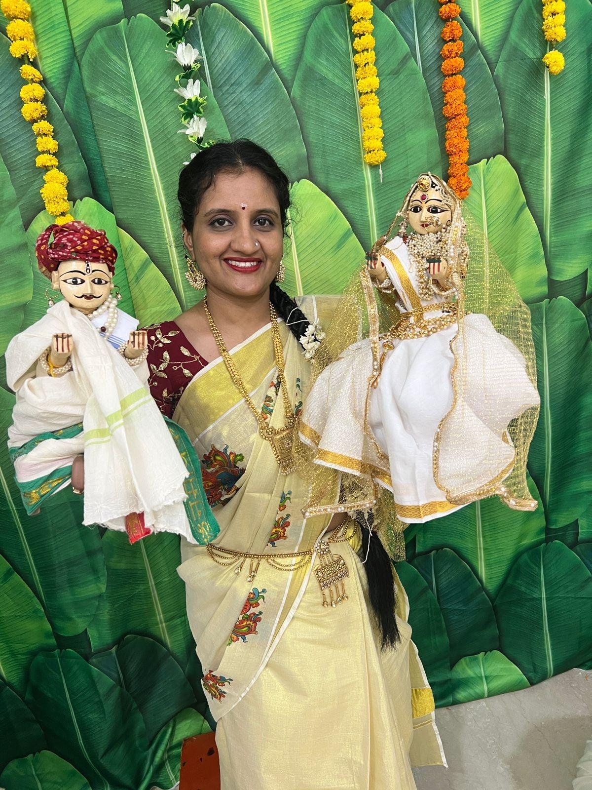 चैत्र मास के शुक्ल पक्ष की तृतीया को मनाया जाने वाला यह त्योहार स्त्रियों के लिए अखण्ड सौभाग्य प्राप्ति का पर्व है. इन महिलाओं ने पूरी श्रद्धा के साथ पूजा अर्चना की.