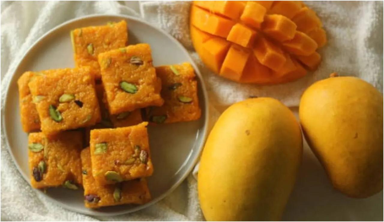 आम नारियल हलवा
अगर आपको आम और नारियल पसंद है, तो परेल में आईटीसी ग्रांड सेंट्रल के सीनियर सूस शेफ शेफ रफी शेख कहते हैं कि आपको मैंगो कोकोनट का हलवा जरूर बनाना चाहिए. सजावट के लिए पके आम, कसा हुआ नारियल, चीनी, दूध, घी, काजू, बादाम, पिस्ता, चुटकीभर केसर और सूखी गुलाब की पंखुड़ियां इस्तेमाल करें. तस्वीर केवल प्रतिनिधित्वात्मक उद्देश्यों के लिए.