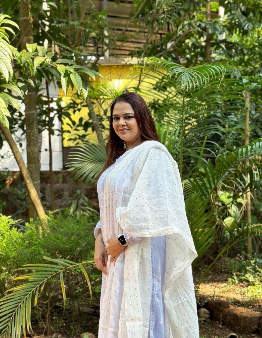 उससे पूछें कि क्या वह सोचती है कि सभी अभिनेताओं को अभिनय के अलावा नौकरी भी करनी चाहिए, तो वह कहती है, “मैं स्कूल के दिनों से ही उद्यमशील रही हूं, इसलिए मेरे पास हमेशा एक छोटी सी चीज होती रहती है, जिससे मुझे एक्स्ट्रा पैसे मिलते रहे हैं. मैं ज़्यादातर अपनी पेंटिंग आदि से भी रुपये कमा लेती थी.