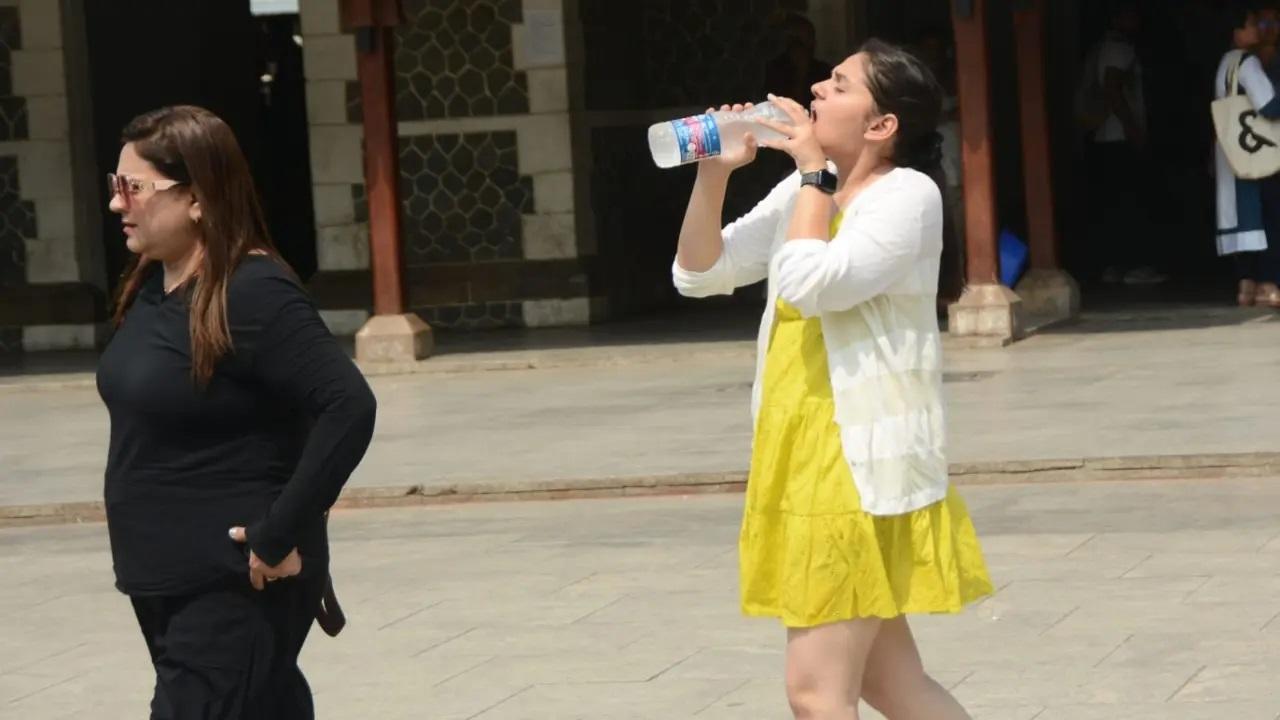 मंगलवार को मुंबई का अधिकतम तापमान 39.7 डिग्री सेल्सियस दर्ज किया गया था.
