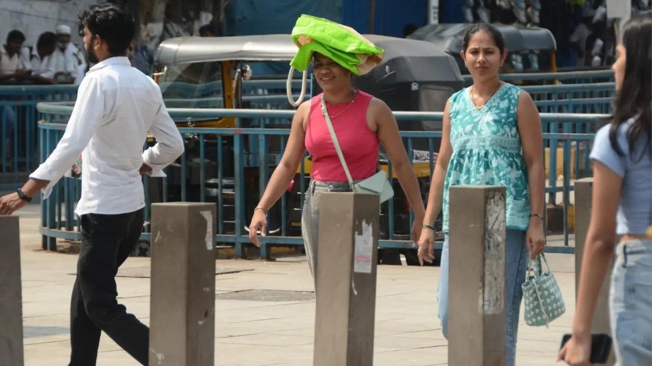 बुधवार को मुंबईकरों को बढ़ते तापमान से कुछ राहत मिली. कोलाबा और सांताक्रूज़ वेधशालाओं ने अधिकतम तापमान क्रमशः 34 डिग्री सेल्सियस और 34.7 डिग्री सेल्सियस दर्ज किया. इससे पहले, आईएमडी ने महाराष्ट्र में मुंबई और पड़ोसी ठाणे और रायगढ़ जिलों के लिए हीटवेव की चेतावनी जारी की थी.