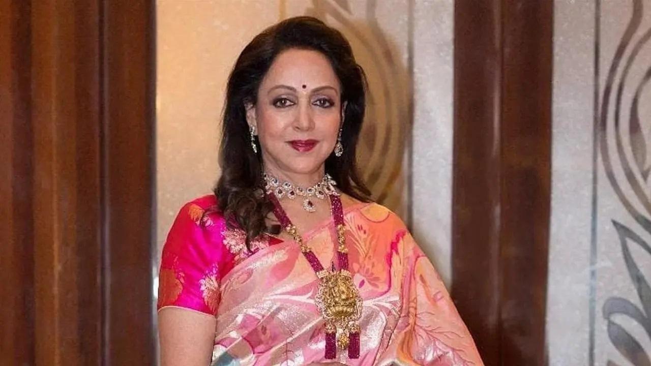 उत्तर प्रदेश के मथुरा से बॉलीवुड अभिनेत्री और भाजपा नेता हेमा मालिनी को चुनावी मैदान पर उतारा है. हेमा मालिनी मथुरा से साल 2014 और 2019 में जीत हासिल कर चुकी हैं.