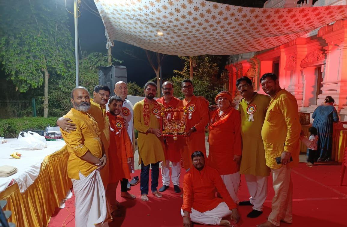 सभी राम भक्तों ने मिलकर श्रीराम का जन्मोत्सव मनाया और दोपहर 12 बजे उनके जन्म भी किया गया.