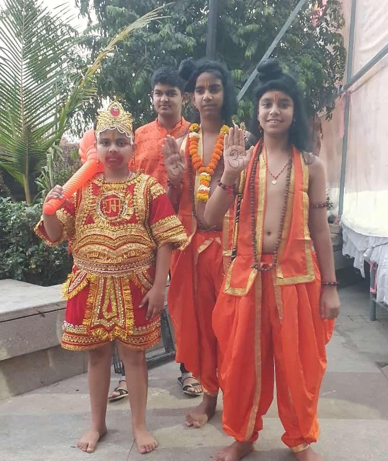 इस कार्यक्रम में बच्चों ने श्रीराम, लक्ष्मण और हनुमान की वेशभूषा पहनकर अपना उत्साह भी दिखाया.