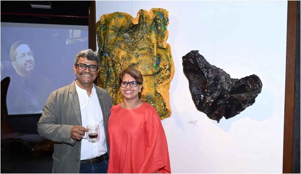 नीलेश किंकले के साथ, कलाकार स्मिता किंकले, विनय गुसाईं, रोहित वरेकर, सदानंद शिर्के, अर्जुन राठी, नरिंदर कौर गिलोत्रा, रवि तेजा वर्मा, गुरुमीत मारवाह, मननप्रीत सिंह सलूजा ने भी अपना काम एक समरूप रचनात्मक कीमिया में एक साथ किया है जो अंशों को बदल देता है जीवन को अभिव्यक्ति का अधिक मूर्त माध्यम बनाना.
