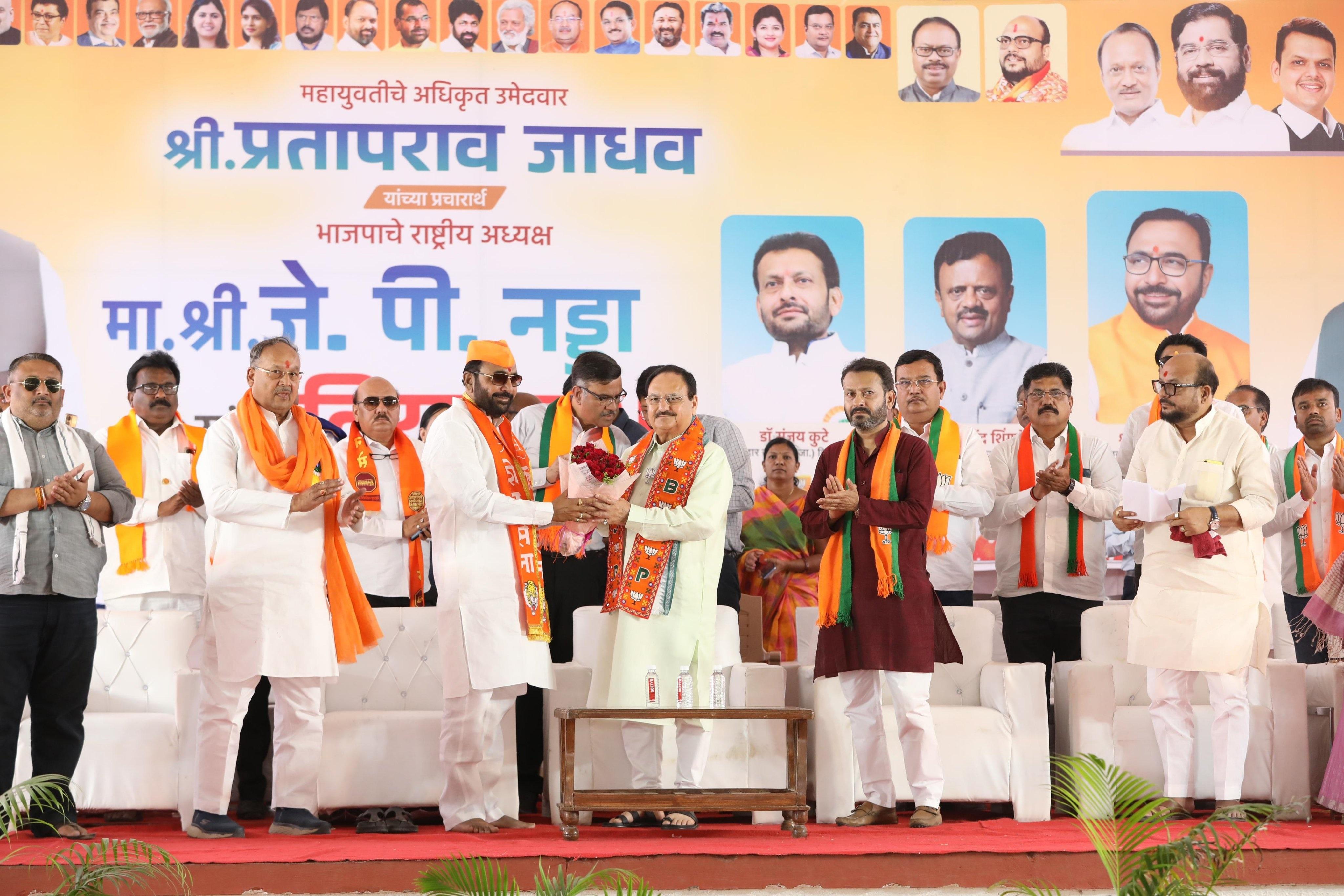 इस अवसर पर शिवसेना नेता और जल आपूर्ति मंत्री गुलाबराव पाटील, भाजपा के प्रदेश उपाध्यक्ष चैनसुख संचेती, रावेर निर्वाचन क्षेत्र से महायुति उम्मीदवार सांसद रक्षा खडसे, विधायक संजय कुटे, विधायक आकाश फुंडकर, विधायक श्वेता महाले, रिपब्लिकन पार्टी के जिला अध्यक्ष नरहरि गवई आदि उपस्थित थे.