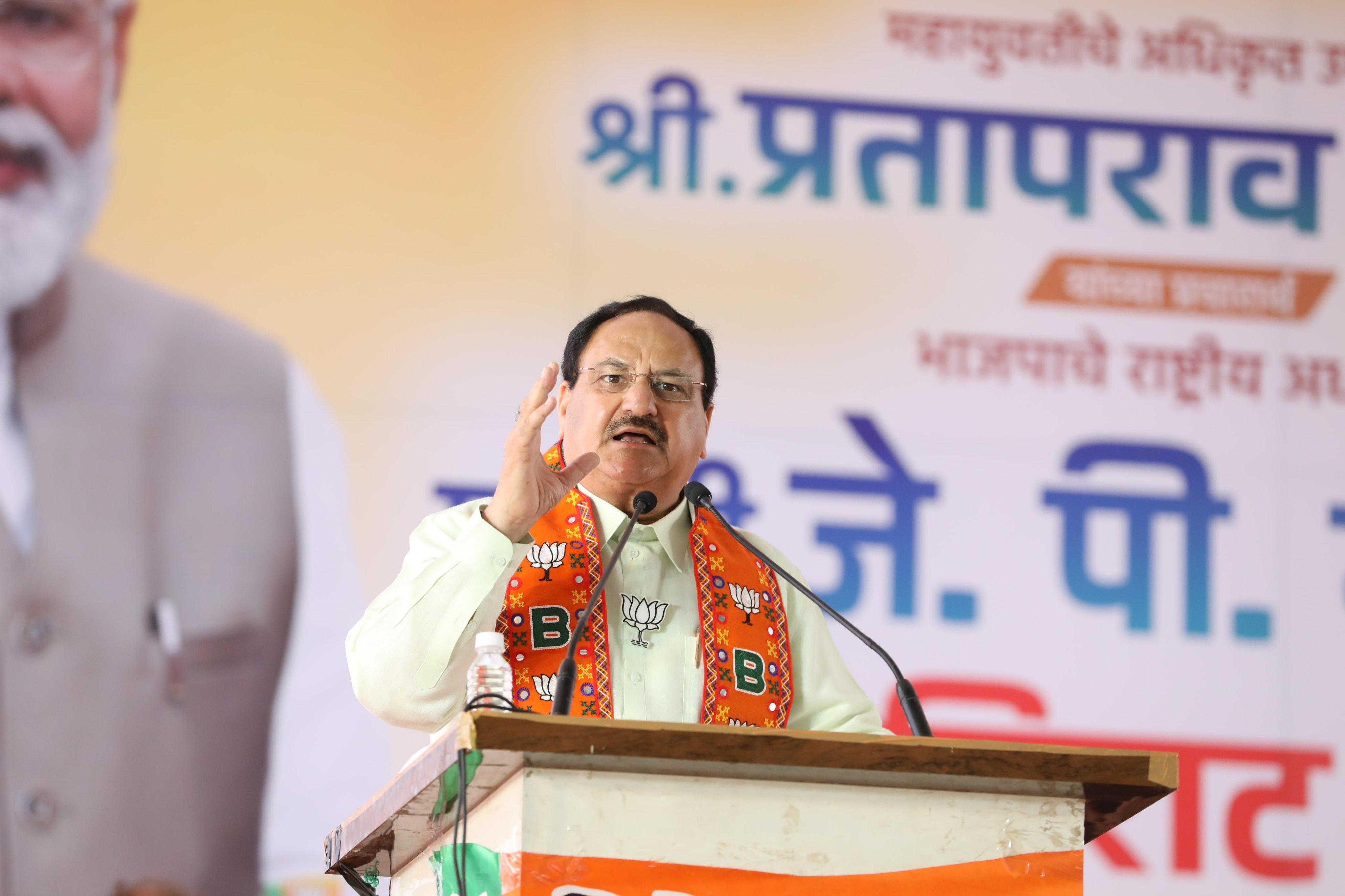 जे.पी. नडडा ने कहा, प्रधानमंत्री आवास योजना से करोड़ों गरीबों का सपना साकार हुआ है. इस योजना के तहत अब तक 4 करोड़ लोगों को घर मिल चुके हैं. मोदी सरकार इस योजना के तहत 3 करोड़ और लोगों को घर मुहैया कराने के लिए प्रतिबद्ध है. ग्रामीण, अंदरूनी इलाकों में महिलाओं को पानी लाने के लिए काफी मशक्कत करनी पड़ती थी. मोदी सरकार की हर घर जल योजना से 11 करोड़ घरों में नल से पीने का पानी पहुंचाया जा रहा है.`