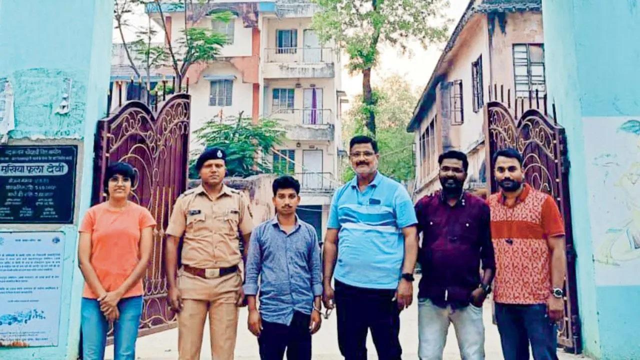 कालाचौकी पुलिस बिहार के इस गांव से दो आरोपियों का पता लगाने में कामयाब रही, जो लोगों को लिंक भेजते थे और जामताड़ा गिरोह के लिए पैसे निकालते थे.