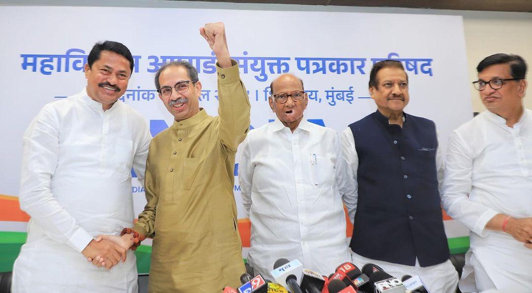 राकांपा (सपा) बारामती, शिरूर, सतारा, भिवंडी, डिंडोरी, माधा, रावेर, वर्धन, अहमदनगर दक्षिण और बीड सीटों पर चुनाव लड़ेगी. राकांपा (सपा) प्रमुख शरद पवार, शिवसेना (UBT) नेता उद्धव ठाकरे और प्रदेश कांग्रेस अध्यक्ष नाना पटोले ने हफ्तों की बातचीत के बाद यहां एक संवाददाता सम्मेलन में राज्य की 48 संसदीय सीटों के लिए चुनावी समझौते की घोषणा की.