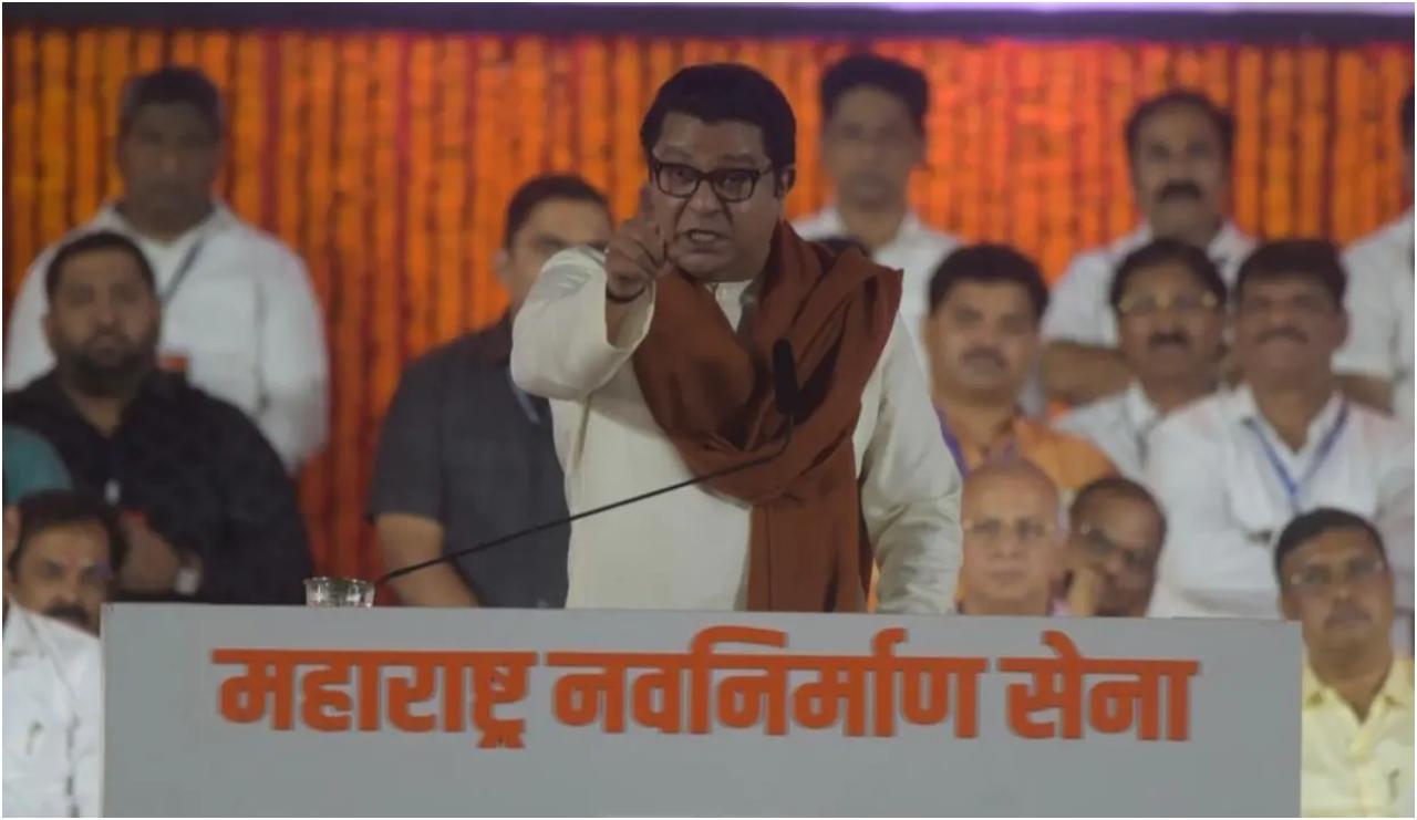 खचाखच भरे शिवाजी पार्क मैदान में, जहां रैली आयोजित की गई थी, राज ठाकरे ने घोषणा की कि मनसे आगामी लोकसभा चुनाव में कोई उम्मीदवार नहीं उतारेगी.
