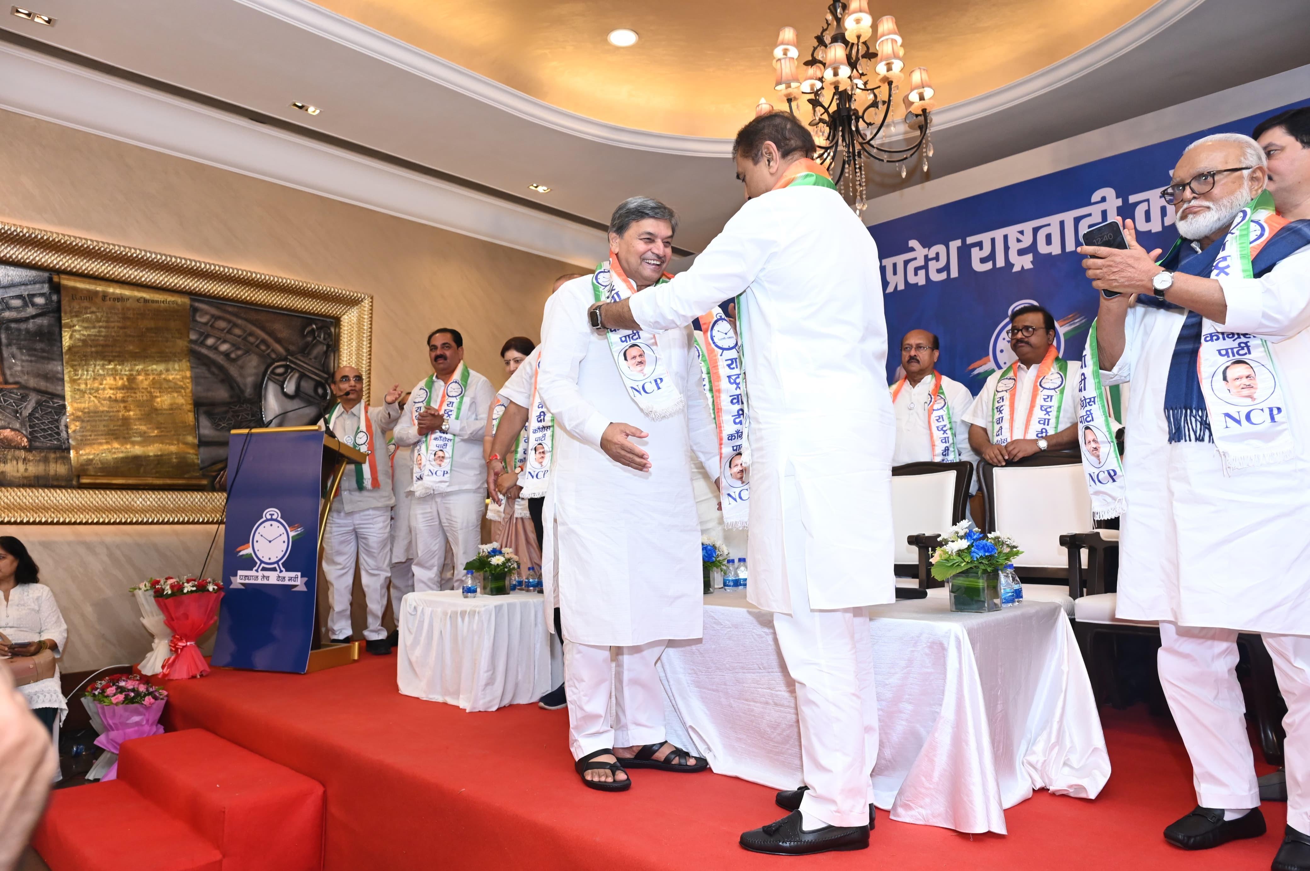 एनसीपी के प्रदेश अध्यक्ष सांसद सुनील तटकरे ने इस दौरान बात करते हुए कहा, `मुश्ताक अंतुले समेत कई लोगों ने एनसीपी में प्रवेश किया है. इसका मतलब यह हुआ कि अजित दादा ने जो अहम फैसला लिया है, वह सर्वधर्म समभाव से प्रेरित है.` 