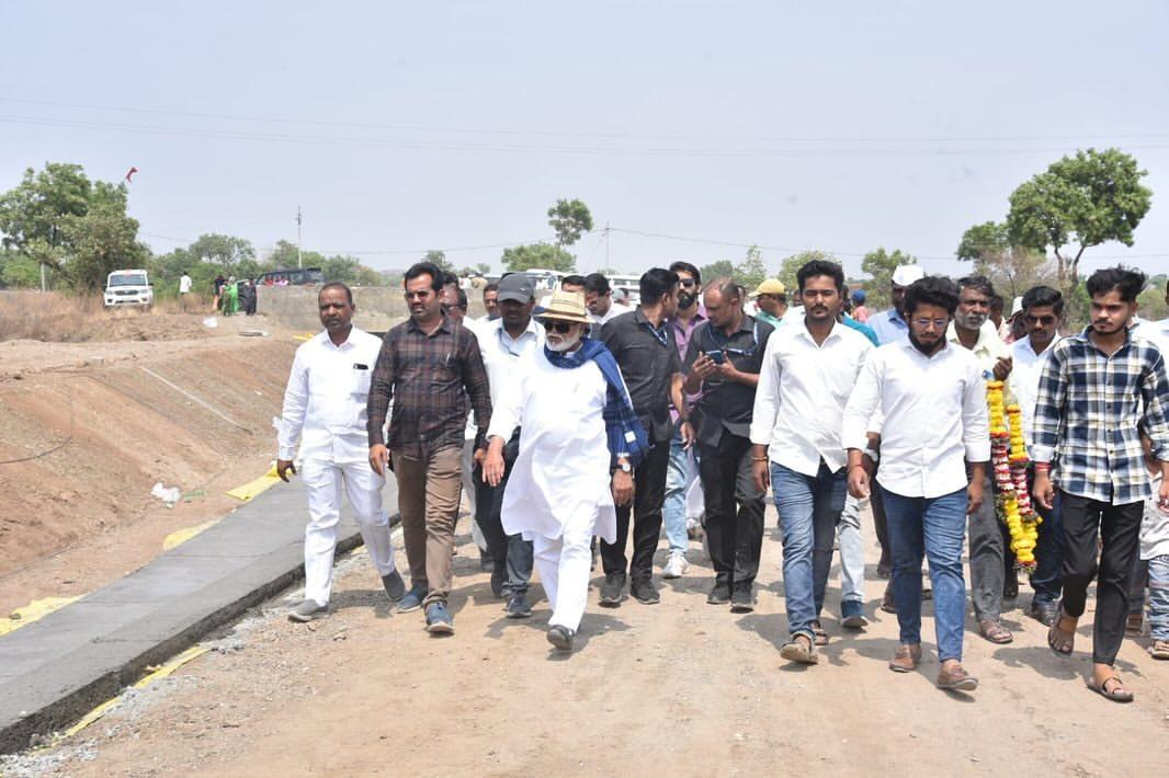 येवला भंडारण टैंक दौरे के दौरान मंत्री छगन भुजबल के अलावा येवला बाजार समिति के अध्यक्ष किसनराव ढांगे, विधानसभा अध्यक्ष वसंत पवार, कार्यकारी अध्यक्ष ज्ञानेश्वर शेवाले, प्रोफेसर ज्ञानेश्वर दराडे, येवला शहर अध्यक्ष दीपक लोनारी, भागीनाथ पगारे, सतीश पैठणकर, सुनील पैठणकर, भाऊसाहेब धनवटे, विजय जेजुरकर, सुमित थोरात, गोटू मंजारे, डॉ.कमलेश पैठनकर, पार्थ कसार, गणेश गवली सहित अधिकारी और स्थानीय नागरिक उपस्थित थे. 