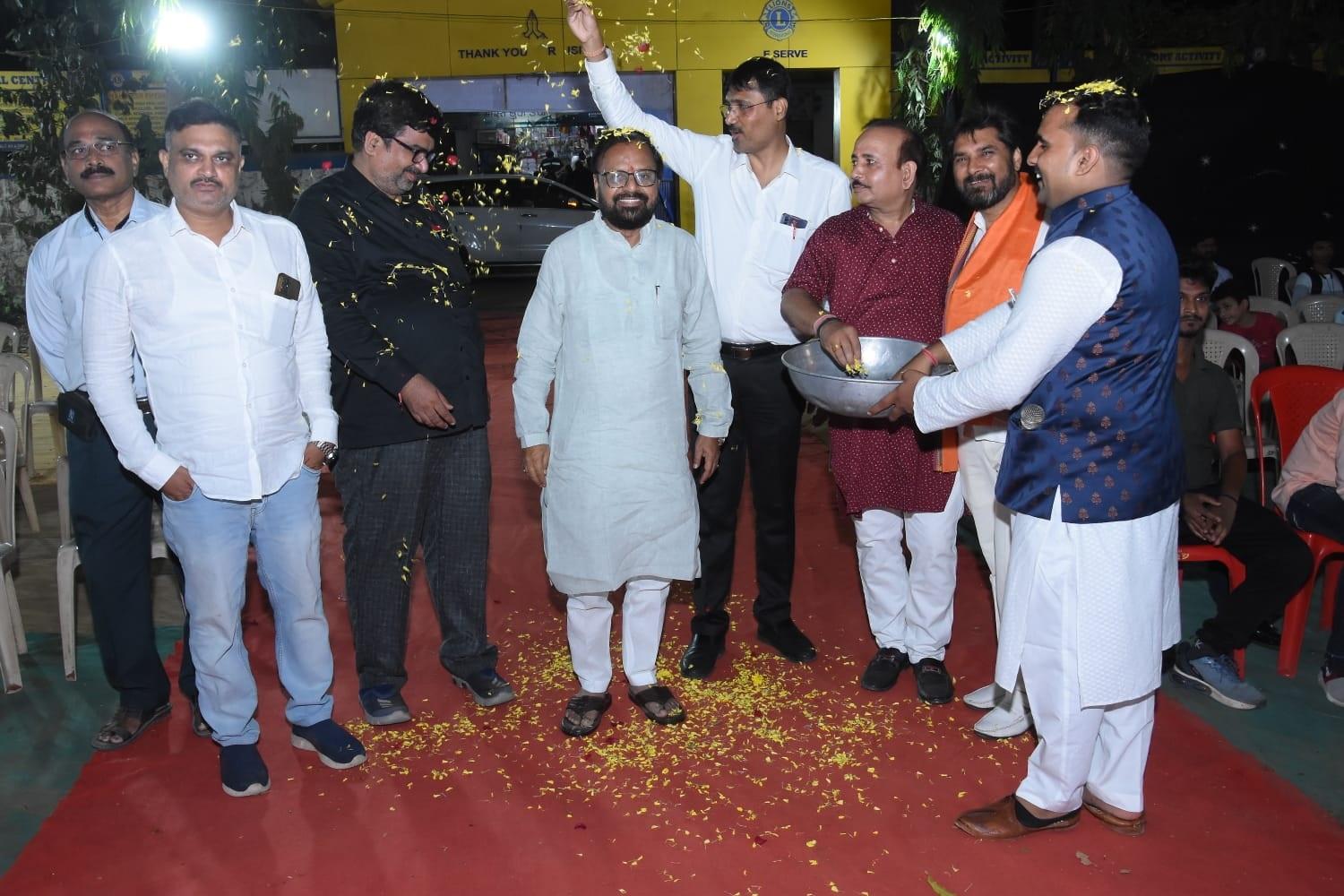 इस अवसर पर सांसद मनोज कोटक, समाजसेवी आचार्य पवन त्रिपाठी, संवेदना फाउंडेशन के अध्यक्ष, उद्योगपति व समाजसेवी पंकज मिश्रा, समाजसेवी संजय मिश्रा, समाजसेवी मनीष तिवारी, समाजसेवी बिरजू मूंदड़ा, एडवोकेट बद्री पांडेय, समाजसेवी संजय शुक्ला, समाजसेवी जगदीश शेट्टी, पूर्व नगरसेवक प्रकाश गंगाधरे, पूर्व नगरसेवक समिता कांबले,राष्ट्रीय परशुराम सेना के महाराष्ट्र प्रदेश अध्यक्ष राजेश मिश्र व राष्ट्रीय परशुराम सेना के प्रदेश उपाध्यक्ष राजेश पांडेय मौजूद दिखाई दिए.