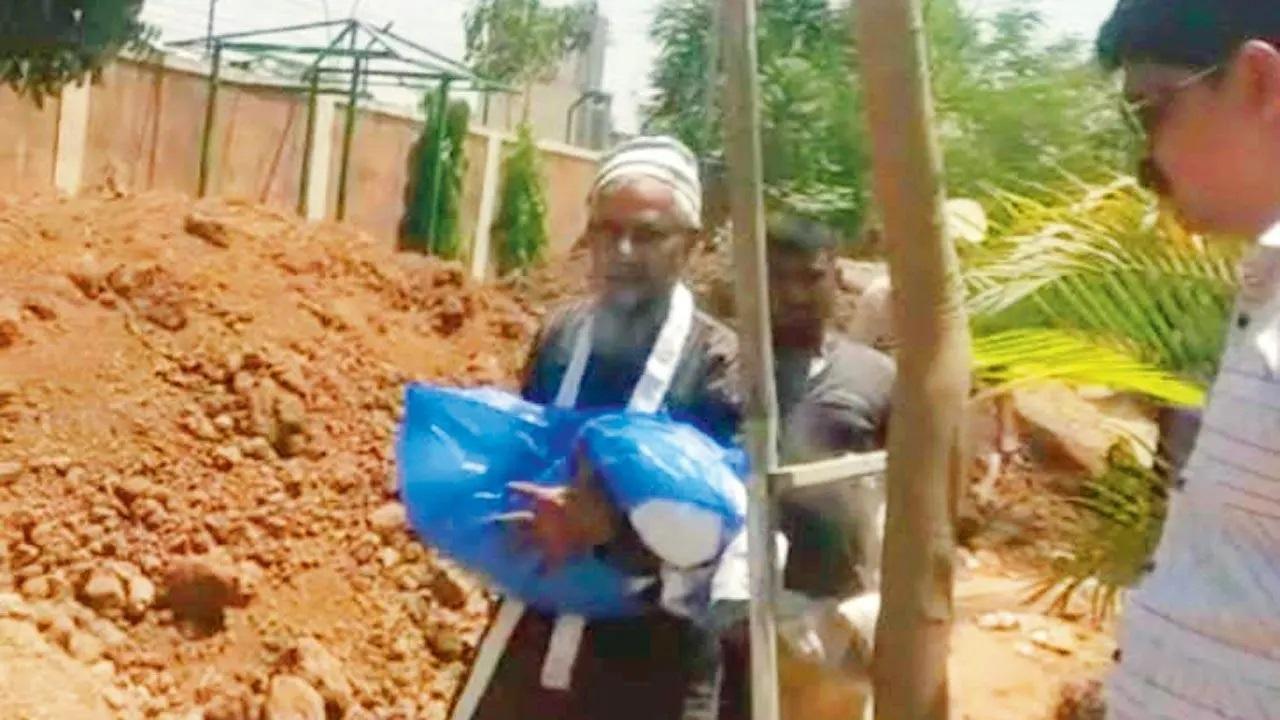 18 महीने की लबीबा शेख के शव को कब्र से बाहर निकाला गया और शव परीक्षण के लिए भेजा गया. Pic/Rajesh Gupta