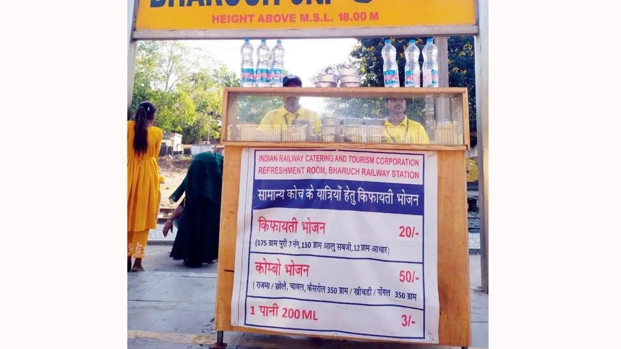 पश्चिम रेलवे पर इकोनॉमी मील काउंटर 20 रुपये में भोजन प्रदान करता है.