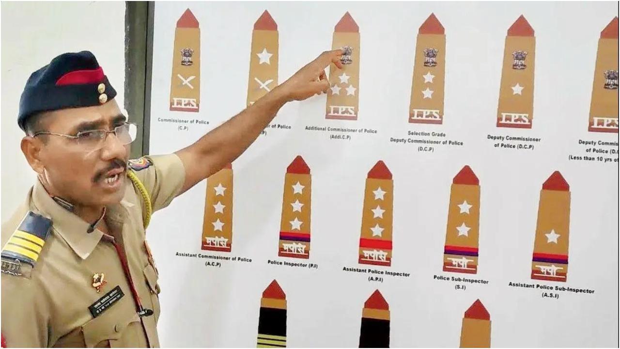 एक पुलिसकर्मी प्रतीक चिन्ह की व्याख्या करता है; (गोलाकार) एएसआई प्रतीक चिन्ह