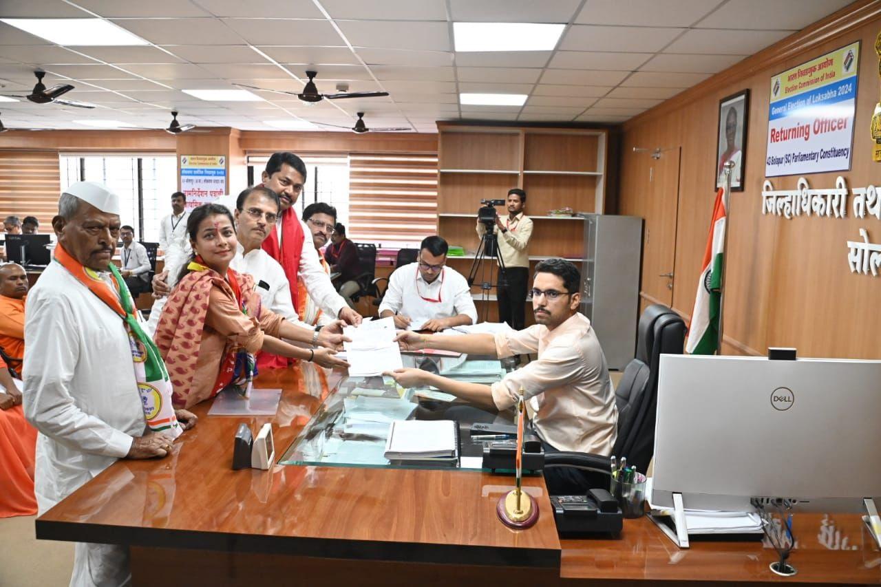 इस दौरान नाना पटोले ने अपील की है कि बीजेपी सोलापुर के विकास में बड़ी बाधा बन गई है, लोकसभा चुनाव में इस बाधा को दूर करें.`