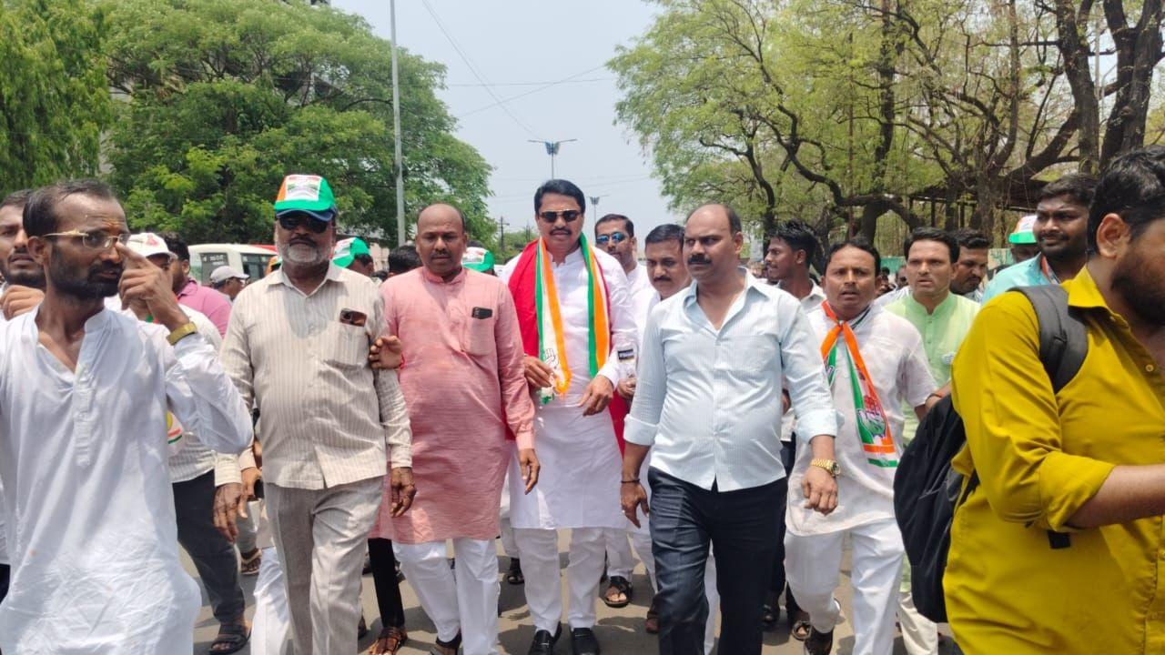 नाना पटोले ने आगे कहा, `नरेंद्र मोदी ने पिछले 10 वर्षों में देश को असफलता  की ओर अग्रसर किया है. मोदी ने जनता से किया कोई भी वादा पूरा नहीं किया. मोदी भ्रष्टाचारियों के नेता हैं जिन्होंने सभी पार्टियों के भ्रष्ट नेताओं को भाजपा में शामिल किया है.`