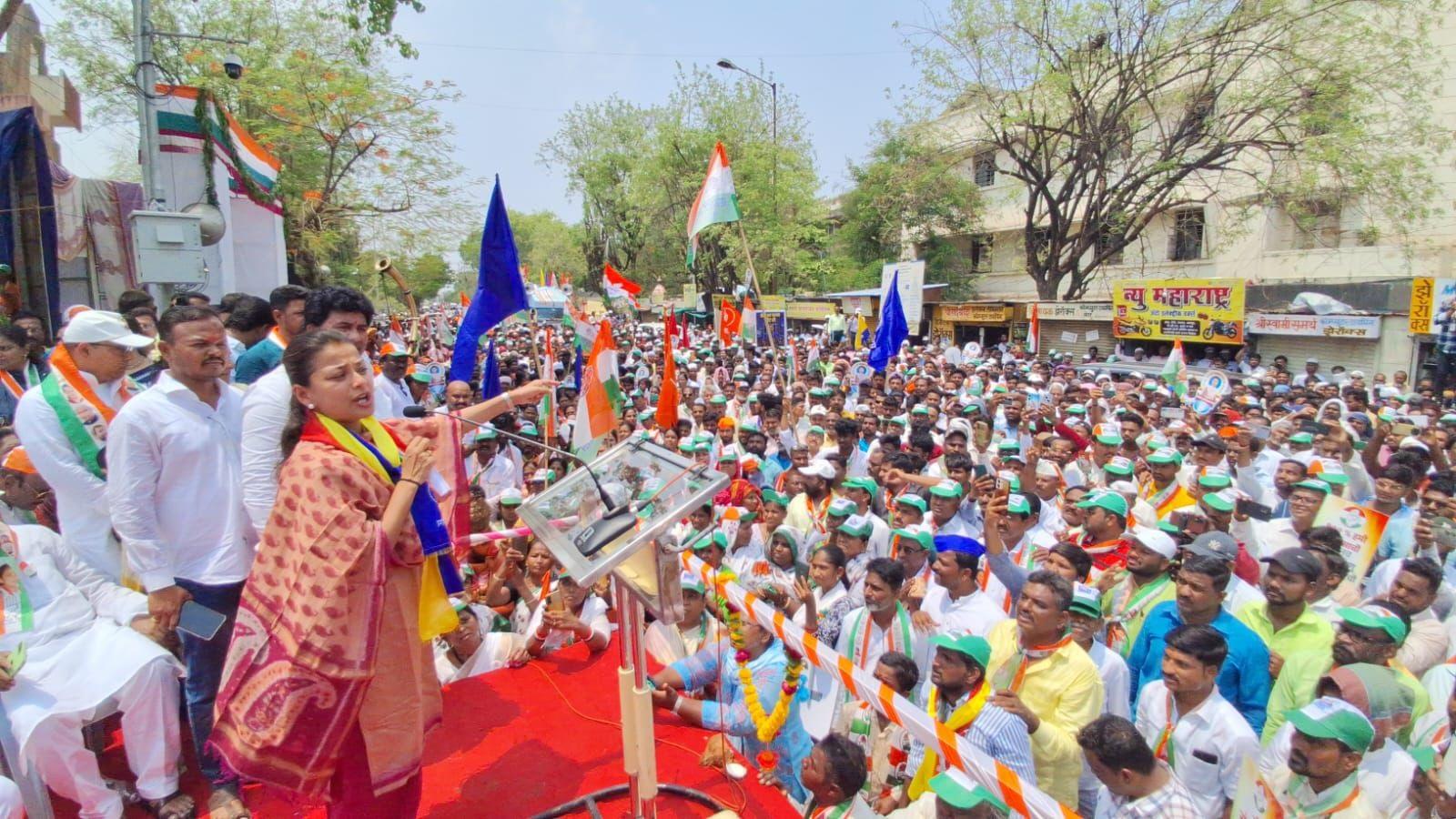 उन्होंने आगे कहा, `10 साल में बीजेपी ने सोलापुरकरों पर विश्वास करके वोट लिए और सत्ता का आनंद लिया. जब लोगों को उनकी जरूरत थी तो उन्होंने उनसे मुंह मोड़ लिया. यह लड़ाई हम सभी की है और चुनाव में भाजपा को जगह दें. प्रणीति शिंदे ने सोलापुर को विकास और प्रगति के पथ पर लाने के लिए इस लड़ाई को जीतने के लिए आशीर्वाद की अपील की.