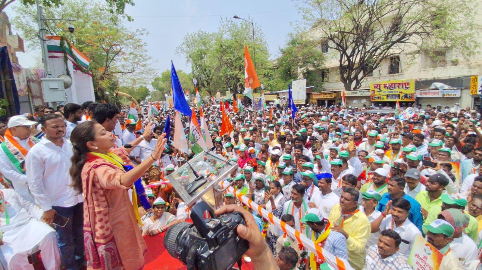 प्रणीति शिंदे ने बताया कि `मोदी-शाह को खुश करने के लिए एकनाथ शिंदे और अजित पवार, राहुल गांधी की आलोचना करते हैं लेकिन इससे कोई फर्क नहीं पड़ेगा` 