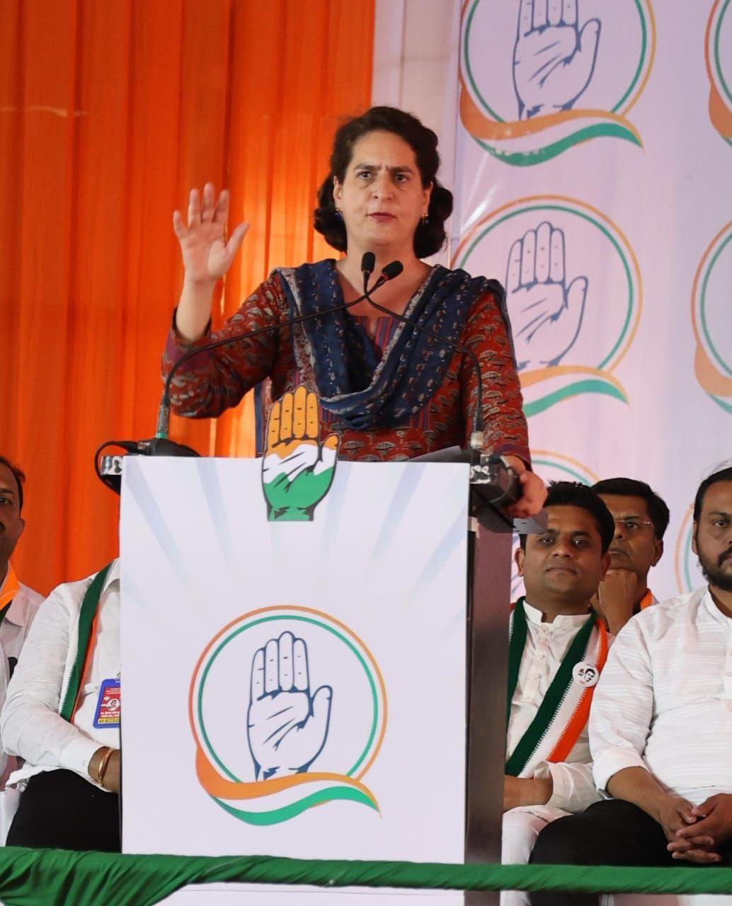 प्रियंका गांधी बोला, `डॉ. बाबा साहब अंबेडकर के संविधान ने अमीर-गरीब सभी को समान अधिकार दिया है, भारतीय जनता पार्टी संविधान में बदलाव कर इन अधिकारों को छीनना चाहती है. बीजेपी की चाल लोगों की नजर में आने के बाद अब मोदी हर सभा में कह रहे हैं कि संविधान नहीं बदला जाएगा. ये मोदी की पार्टी के सांसद ही थे जो संविधान बदलने की भाषा बोलते नजर आ रहे है.`