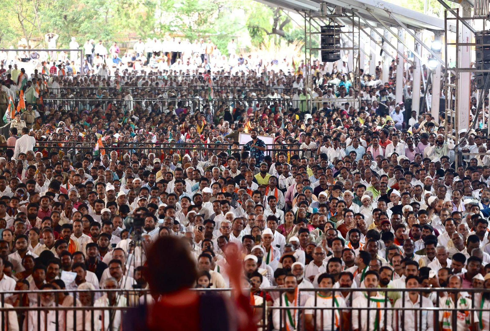 उन्होंने आगे कहा, `लोगों को दिखाया जा रहा है कि दुनिया में मोदी से बड़ा कोई नेता नहीं है. लेकिन स्थिति ऐसी नहीं है. मोदी सरकार ने आपके लिए क्या किया? क्या आपने रोजगार दिया? क्या इससे महंगाई कम हुई? आपकी जिंदगी में क्या बदलाव आया है? क्या इससे महिलाओं को मदद मिली? ऐसे सवाल पूछकर प्रियंका गांधी ने मोदी सरकार की आलोचना की. 