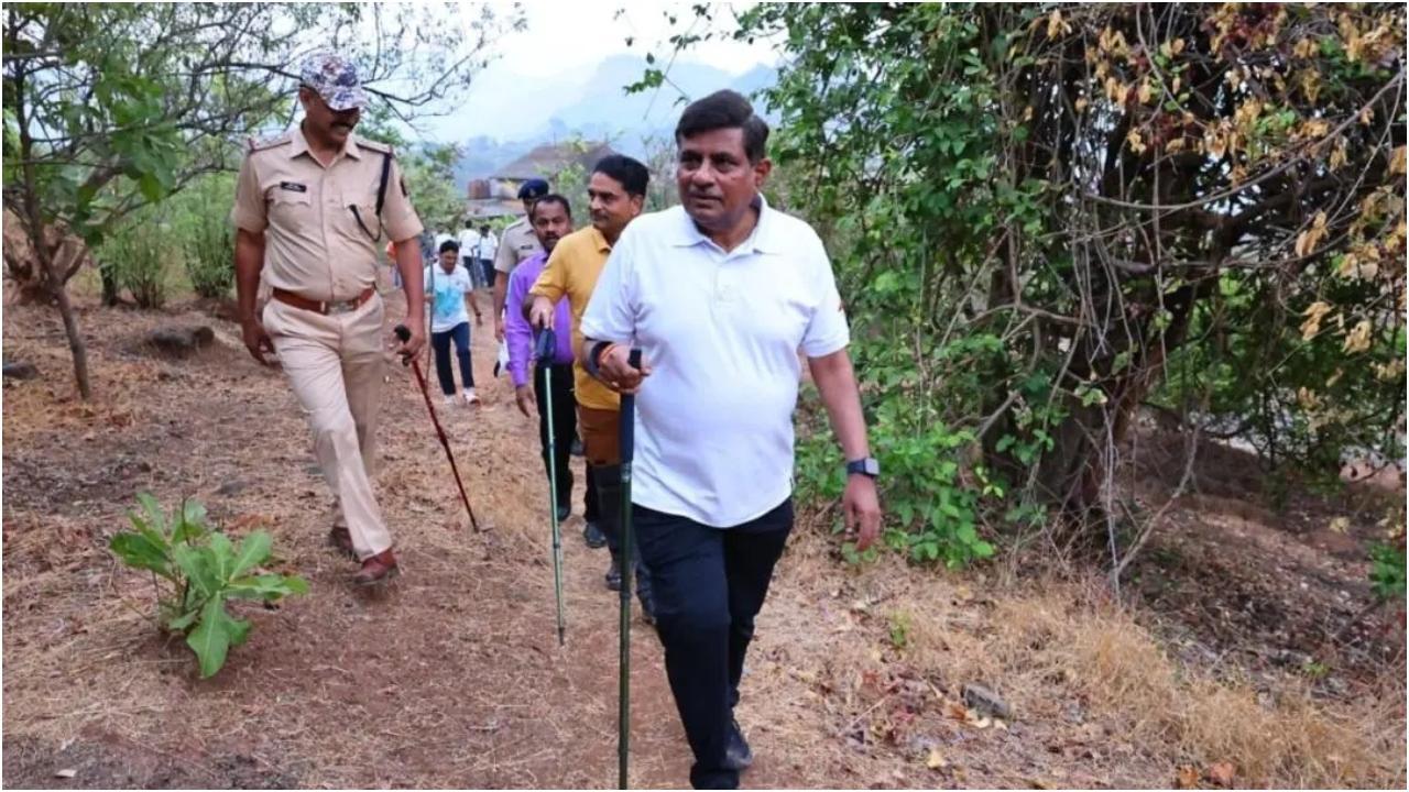 मध्य रेलवे के महाप्रबंधक राम करण यादव अपनी टीम के साथ
