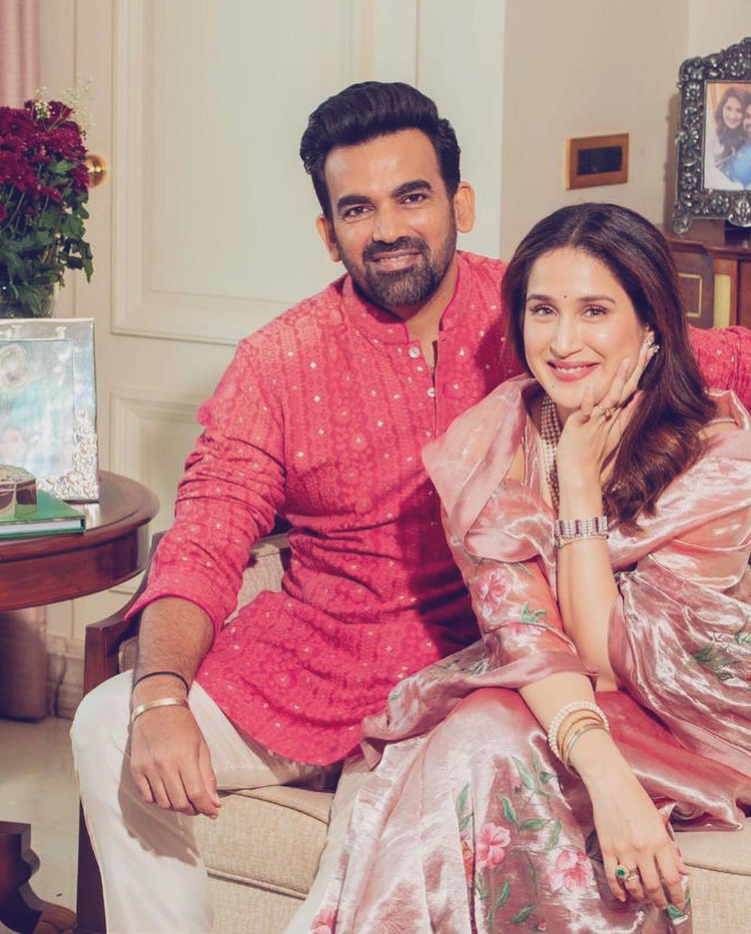 इस दौरान सागरिका खूबसूरत साड़ी पहनी नजर आई वहीं उनके पति जाहीर कुर्ता पजामा में दिखाई दिए. सागरिका और जहीर ने 24 अप्रैल 2017 को सगाई करने के बाद नवंबर 2017 में शादी की थी. 