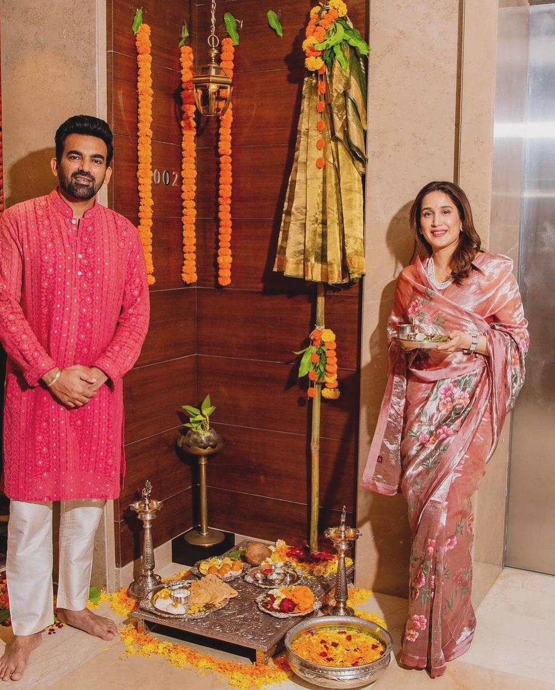 गुड़ी पाड़वा का त्योहार सेलिब्रेट करने के लिए सागरिका और जहीर ने अपना घर फूलों से सजाया है. 