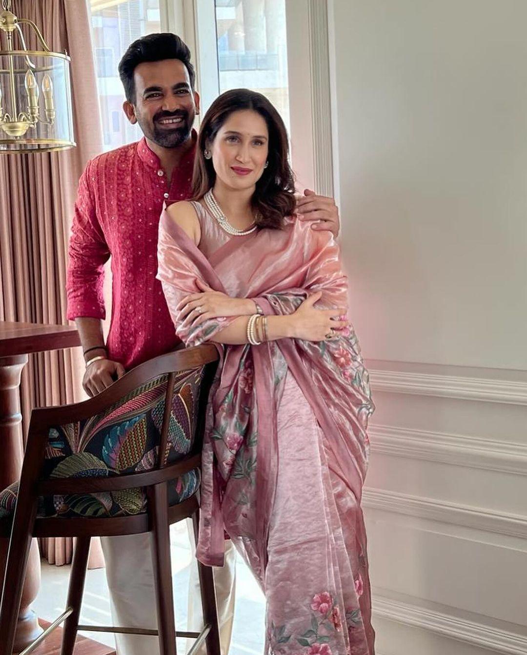 सागरिका घाटगे ने पोस्ट की हुई इन तस्वीरों को उनके फैंस काफी पसंद कर रहे हैं और कपल की तारीफ भी करते नजर आ रहे है. 
