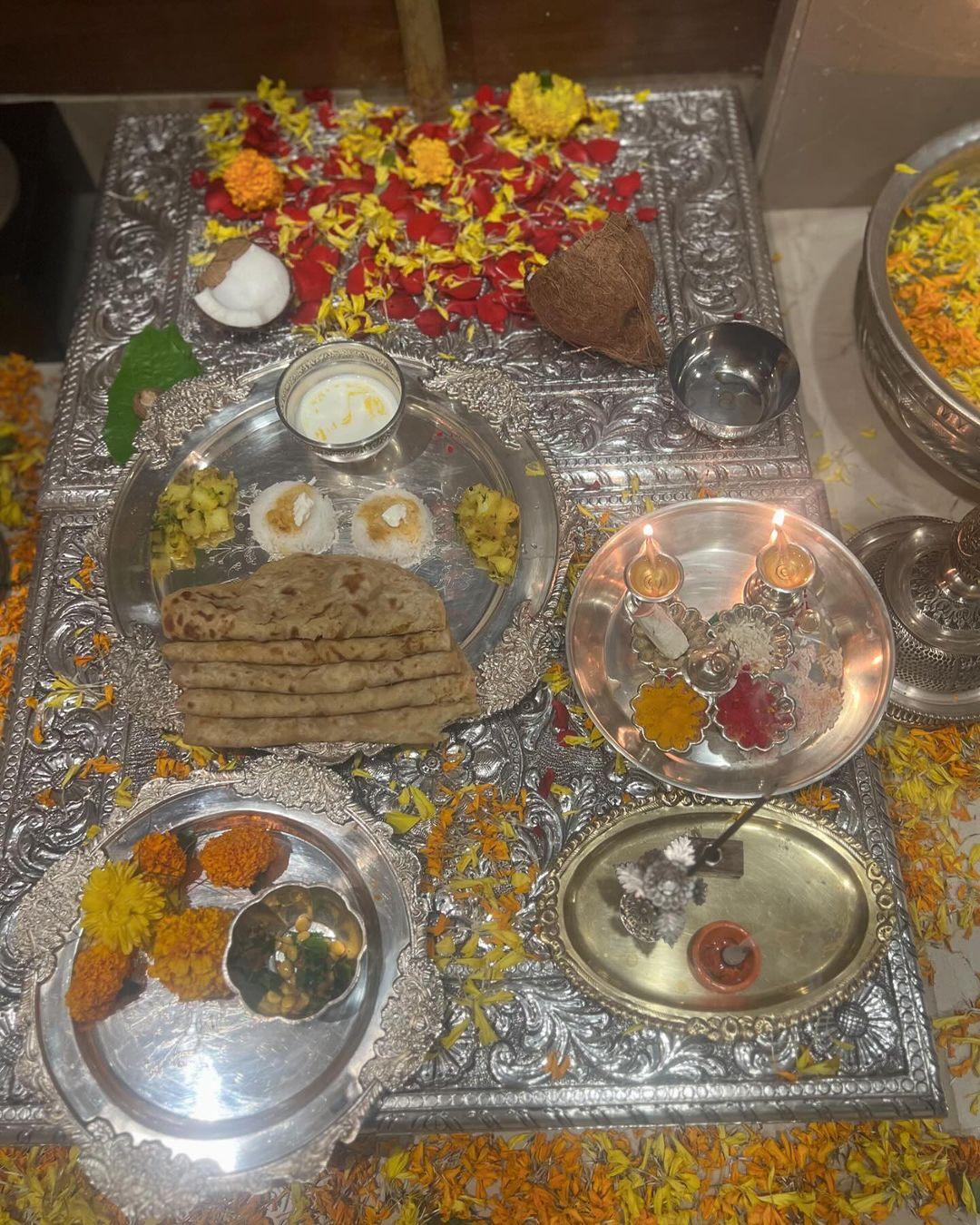 गुड़ी खड़ी करने के बाद कपल ने पूजा की और नैवेद्य भी चढ़ाया है. आप देख सकते है कि सागरिका और जहीर ने बेहतरीन व्यंजन पूजा के दौरान परोसे है. 