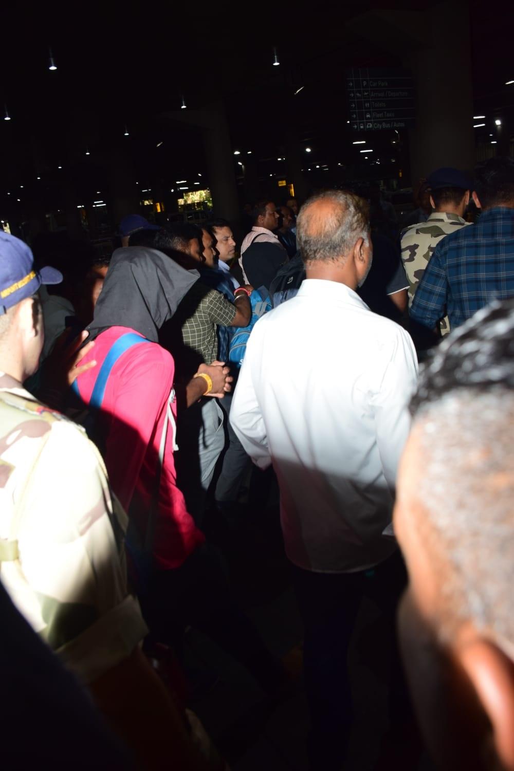 सलमान खान के घर के बाहर गोली चलाने वाले शूटर्स का सीधा कनेक्शन पूर्तगाल से माना जा रहा है. इसका खुलासा एक सोशल मीडिया पर पोस्ट कर लॉरेंस बिश्नोई के भाई अनमोल बिश्नोई के घटना की जिम्मेदारी लेने पर हुआ.