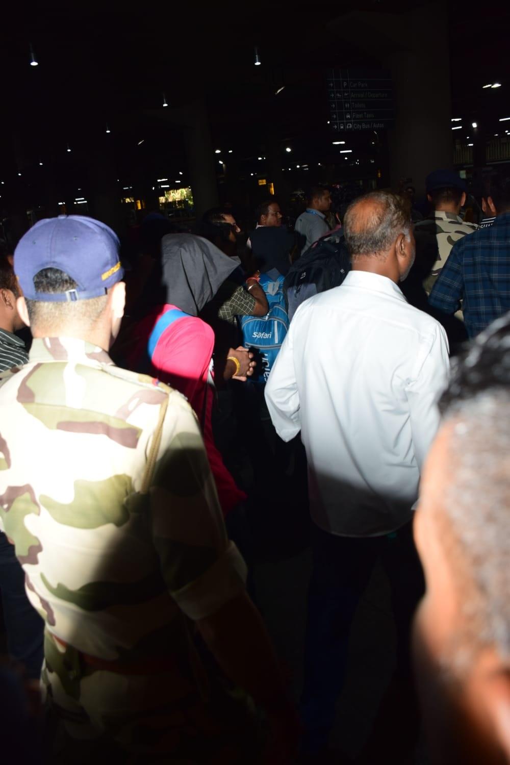 सलमान खान के घर के बाहर गोलीकांड में शामिल दोनों शूटर्स को मुंबई पुलिस ने गुजरात के भुज से गिरफ्तार कर लिया था, उन्हें क्राइम ब्रांच की टीम मुंबई लायी है. इन्हें एयरपोर्ट पर देखा गया.