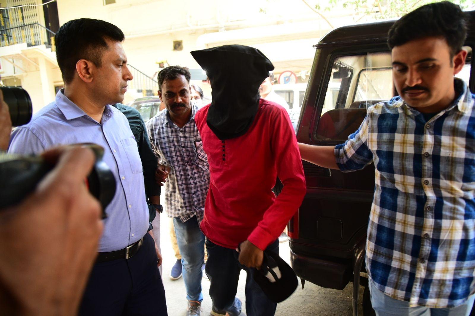 इन दोनों आरोपियों के कच्छ के मतानमध मंदिर में होने की जानकारी मिलने पर पुलिस कार्रवाई में जुटी और दोनों आरोपियों को गिरफ्तार कर लिया गया. फोटो/शादाब खान