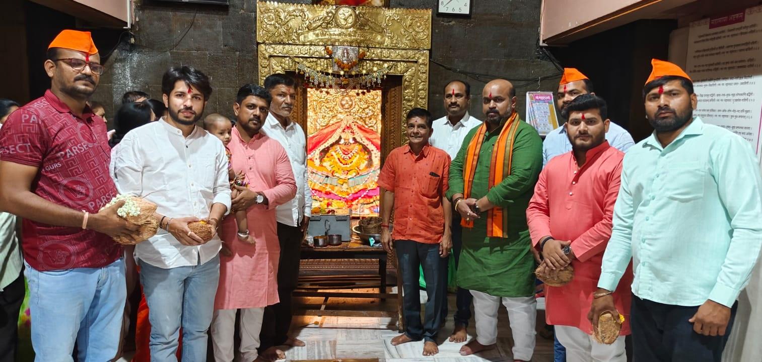 अंबाबाई मंदिर ट्रस्ट द्वारा आयोजित गीत संध्या कार्यक्रम में अजिंक्य हंबर, मयूर नाइकवाडे, महेश ध्यारे, दयानंद खोत, जीतेंद्र ढोले, चैतन्य भोकरे, अभिजीत सालगरे, सुहास पाटिल भी उपस्थित थे. 