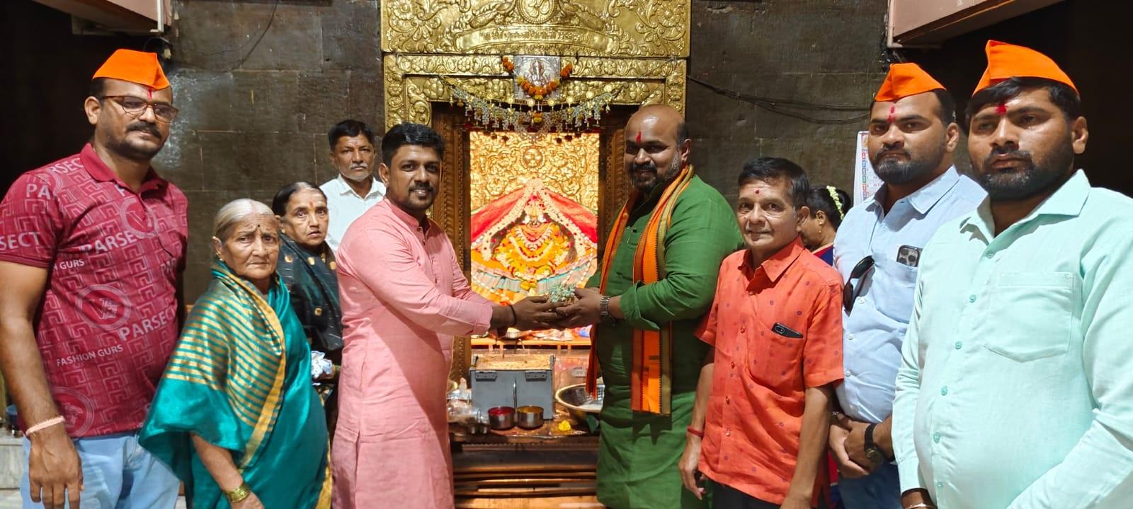 गुड़ी पाड़वा के मौके पर मंदिर समिति द्वारा सुशांत खाड़े का अभिनंदन किया गया.