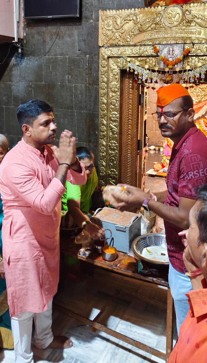 इसके अलावा बड़ी संख्या में स्थानीय नागरिक भी गीत संध्या कार्यक्रम देखने आये थे. 