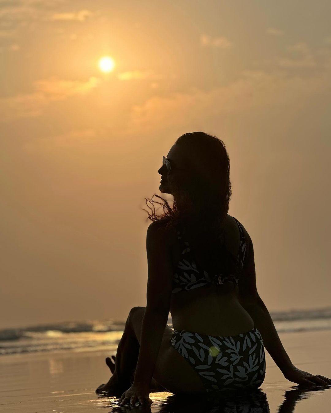 प्रिंटेड बिकनी पहनने के साथ डांसर और कोरियोग्राफर शक्ति मोहन ने अपने बालों को खुला रखा हुआ है. 