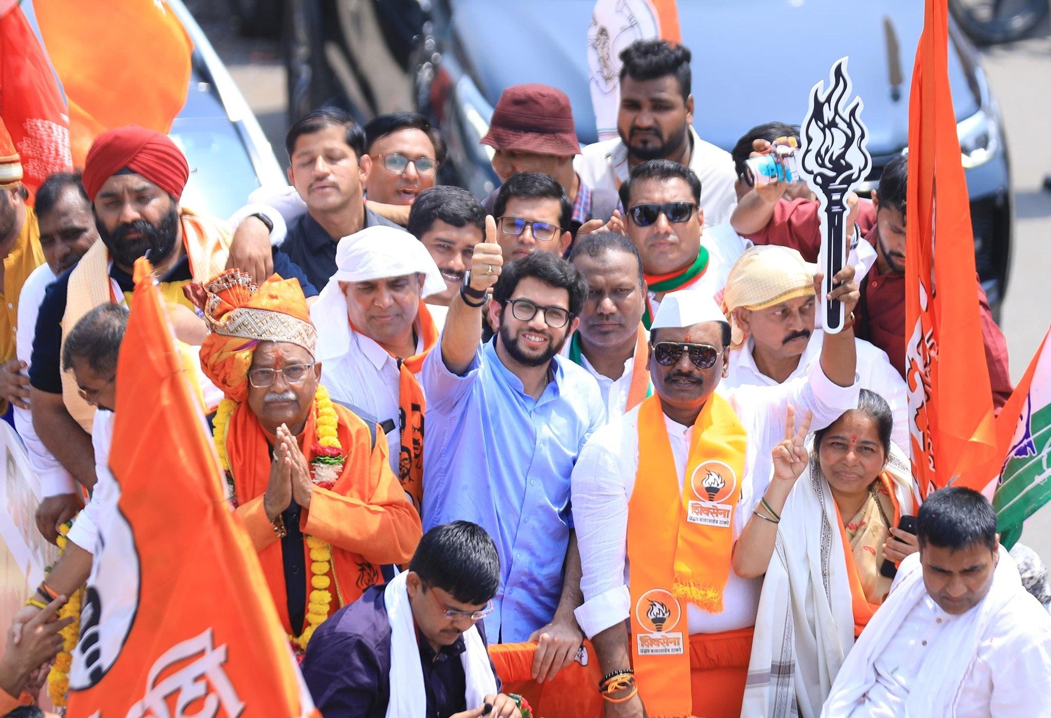 जुलूस के बाद चंद्रकांत खैरे ने औरंगाबाद लोकसभा सीट से नामांकन दाखिल किया.