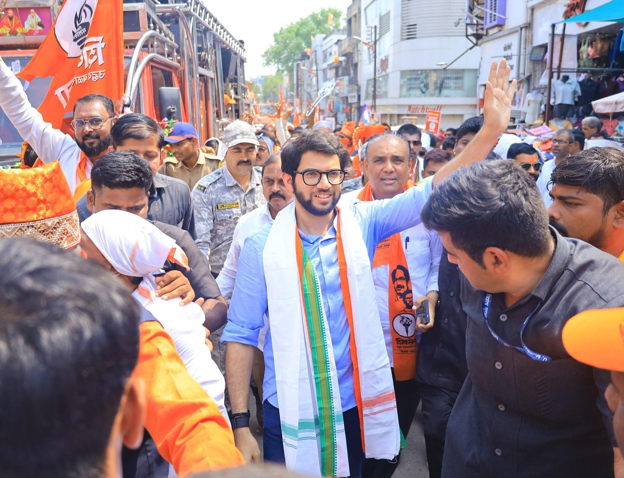 शिवसेना (यूबीटी) पार्टी के प्रचार गाने के बारे में बात करते हुए आदित्य ठाकरे ने कहा,  `हम गाने से `हिंदू` और `जय भवानी` शब्द नहीं हटाएंगे. चुनाव आयोग को पहले भाजपा के खिलाफ कार्रवाई करनी चाहिए.` 