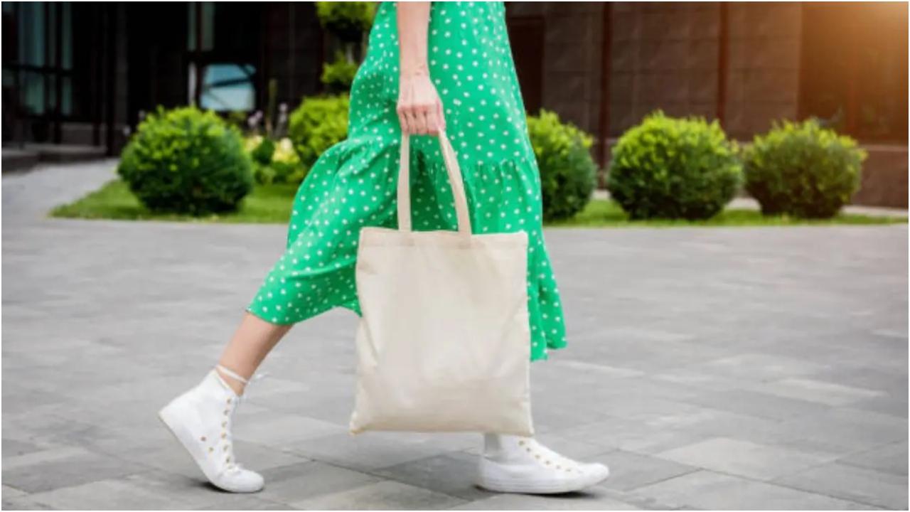 हल्के कपड़े चुनें
सूती और लिनेन जैसे सांस लेने योग्य और ब्रीजी फैब्रिक्स पहनें. वे हवा को आसानी से गुजरने देते हैं, जिससे आप अन्य भारी कपड़ों की तुलना में ठंडे रहते हैं. फोटो सौजन्य: आईस्टॉक