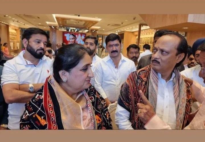 सुनेत्रा पवार ने मुख्यमंत्री एकनाथ शिंदे और उपमुख्यमंत्री देवेंद्र फडणवीस की उपस्थिति में अपना नामांकन दाखिल किया. 